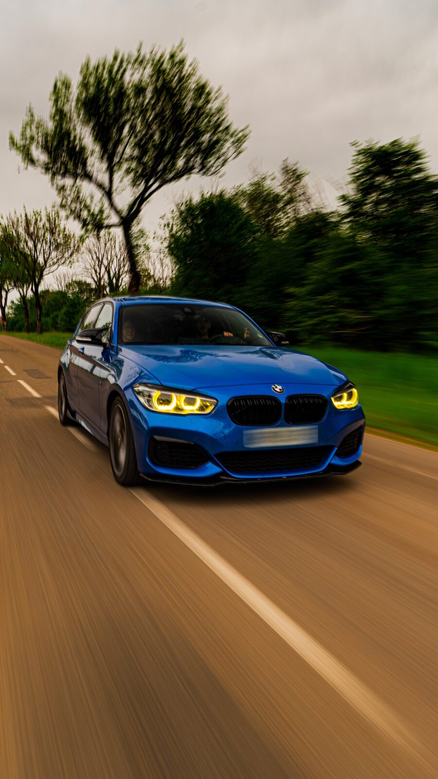 BMW Série 1 bleue en mouvement, de face