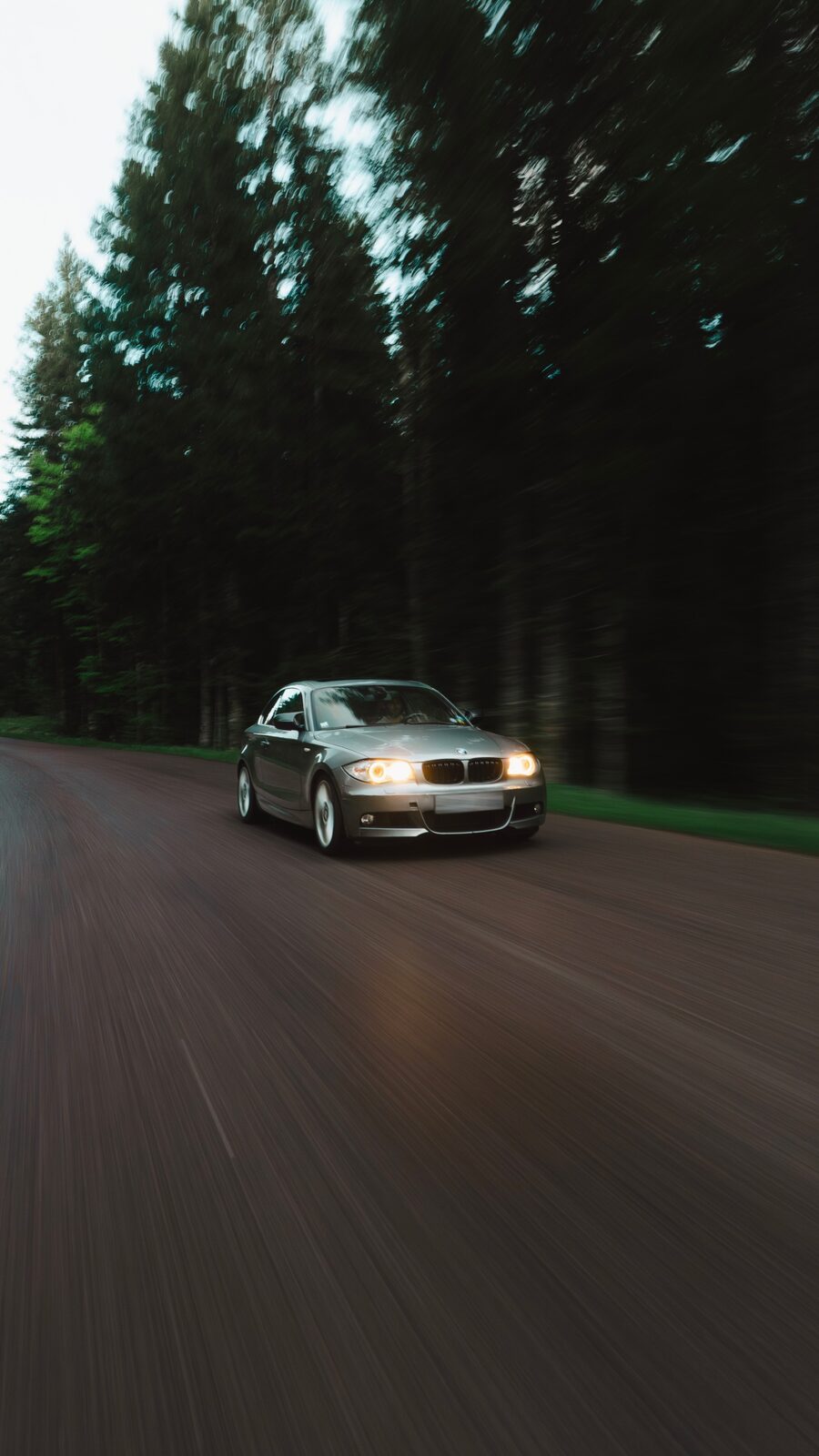 BMW Série 1 coupé au coucher du soleil