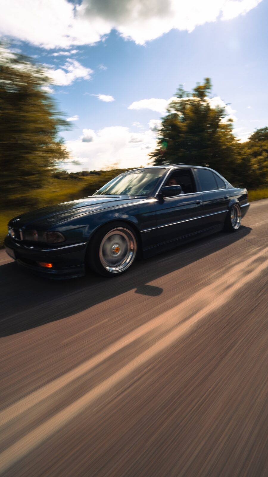 BMW Série 7 bleu nuit en mouvement