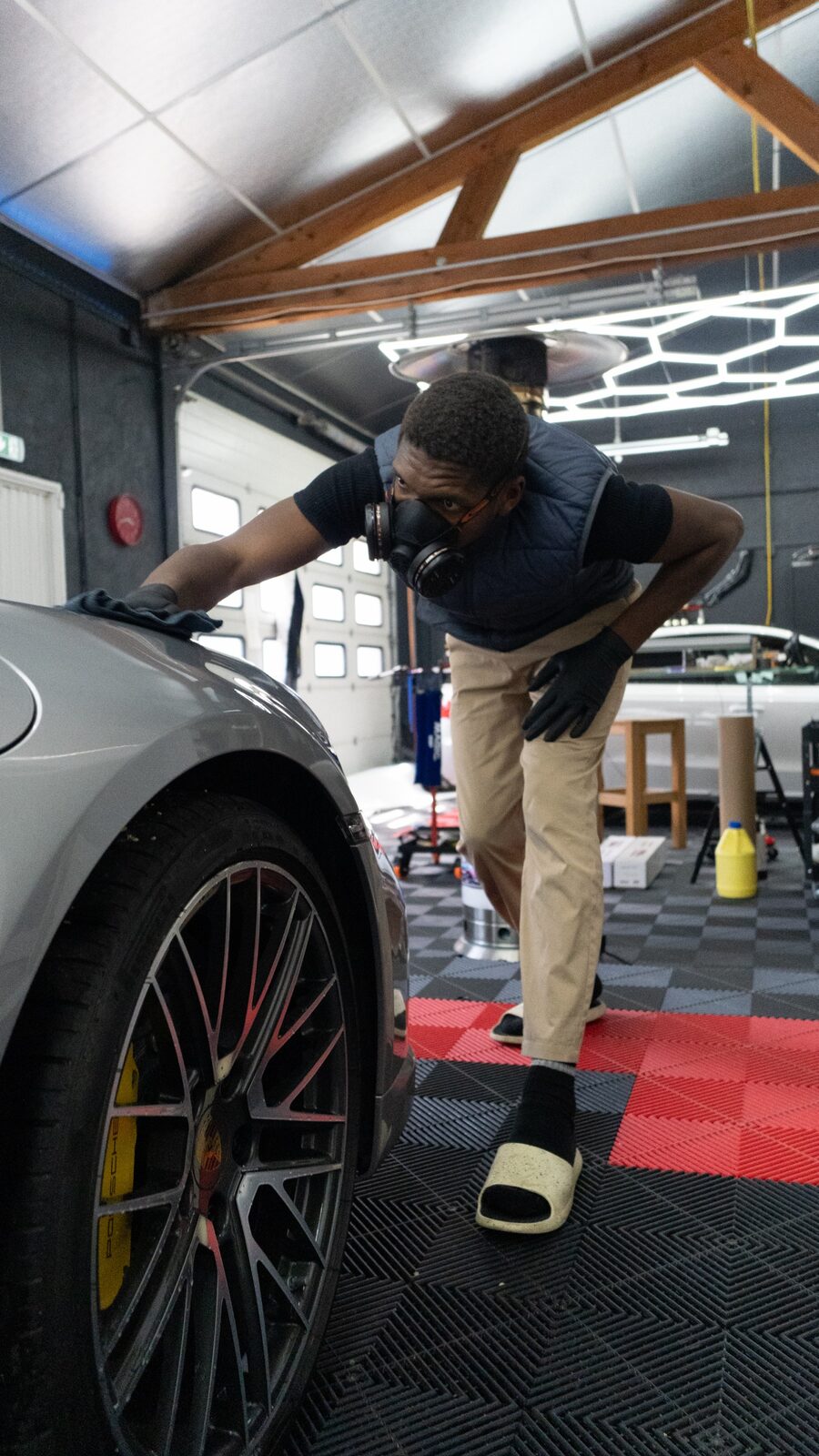 Préparateur en train de lustrer une Porsche