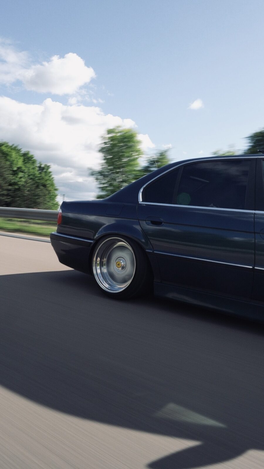 Arrière d'une BMW Série 7 abaissée