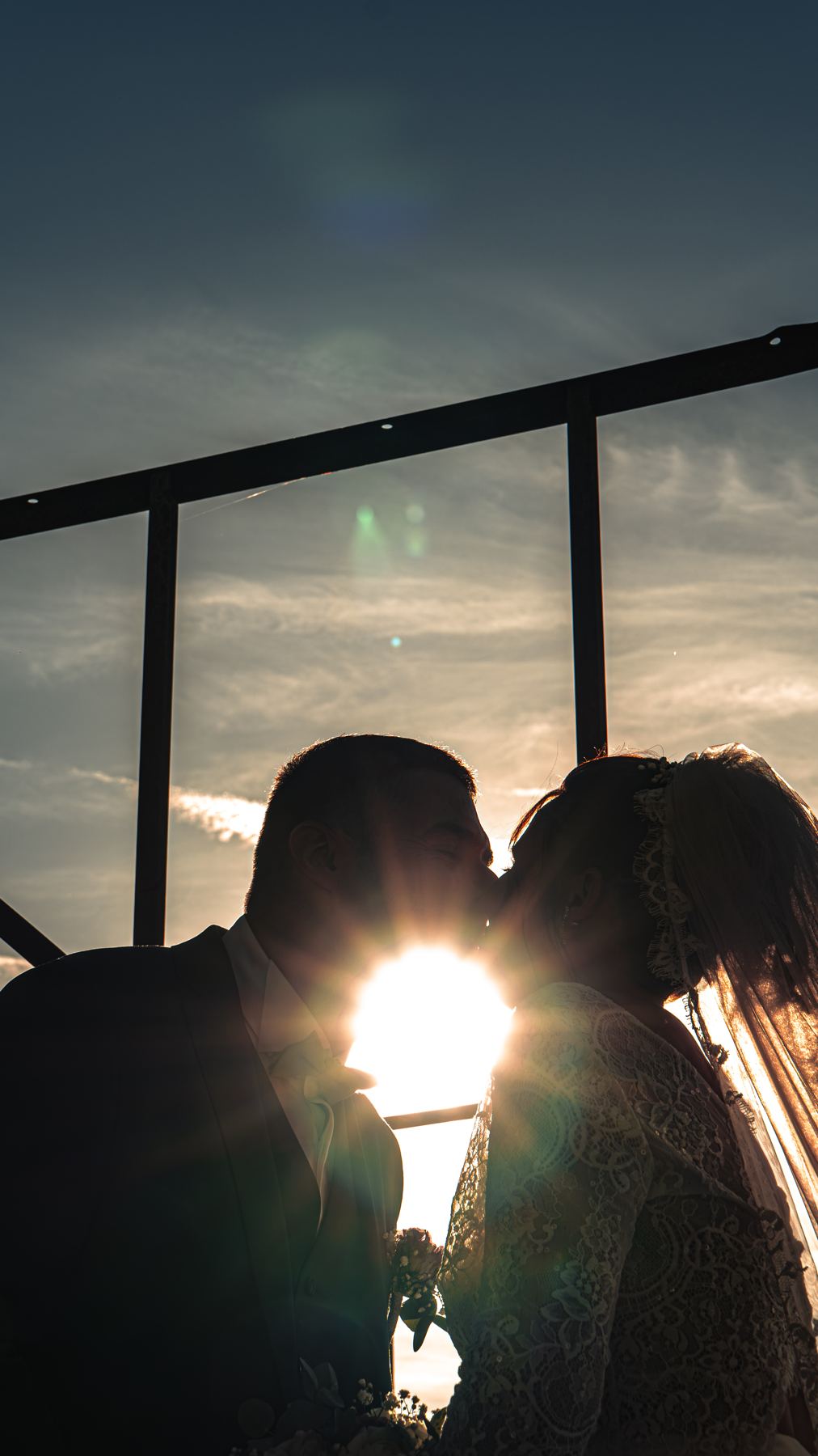 Couple de mariés à contre-jour